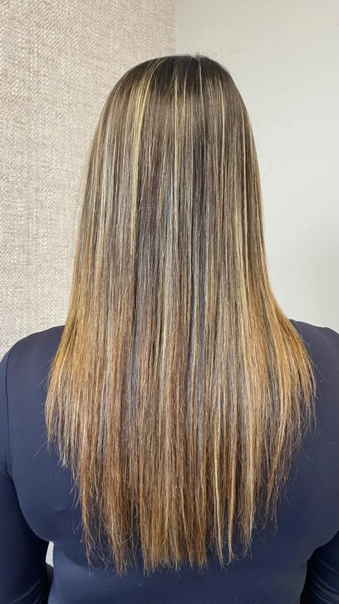 Cabelo antes da aplicação de Mega Hair em Curitiba, com comprimento médio e mechas claras