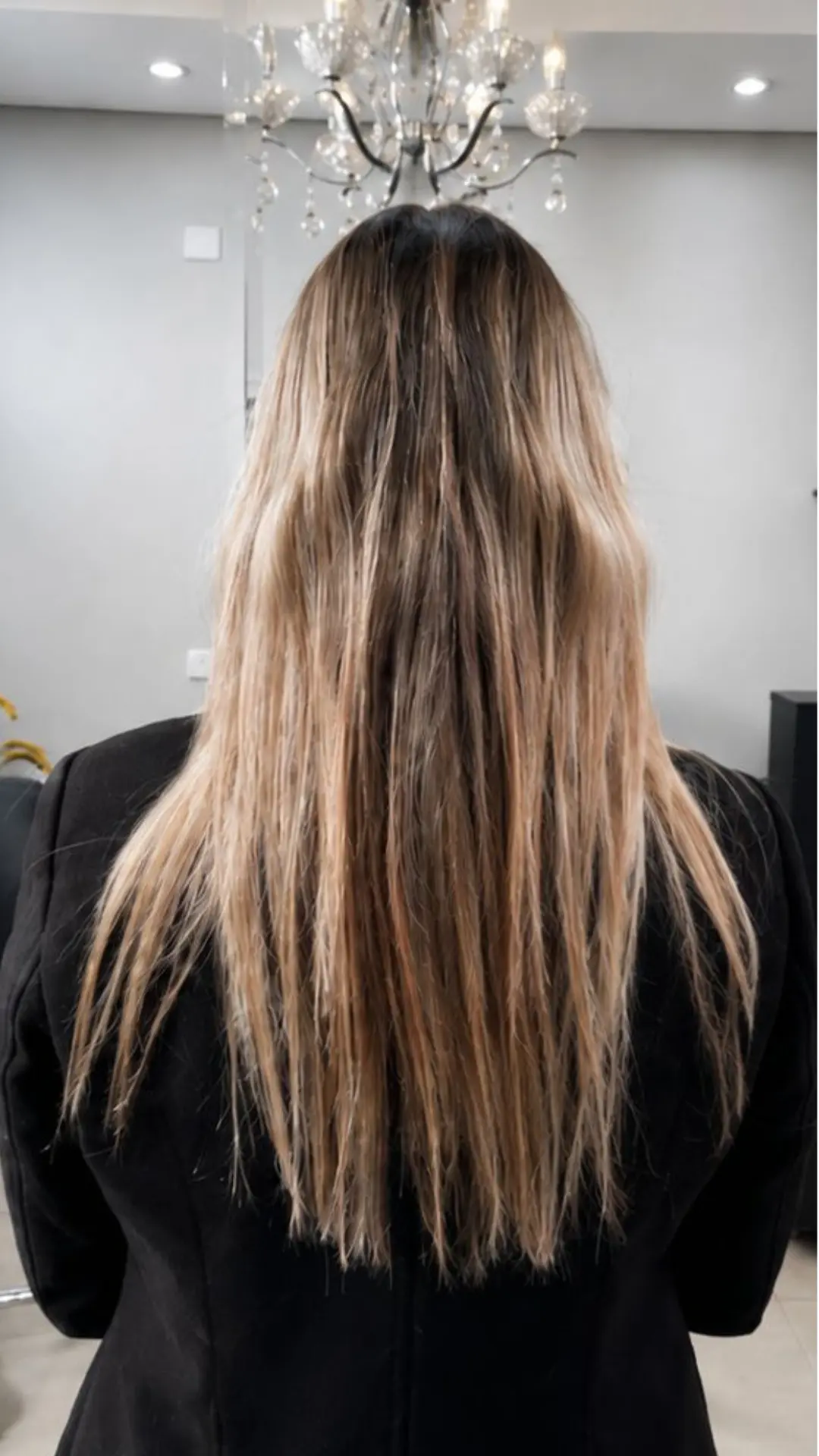 Cabelo com mechas antes da aplicação de alongamento capilar