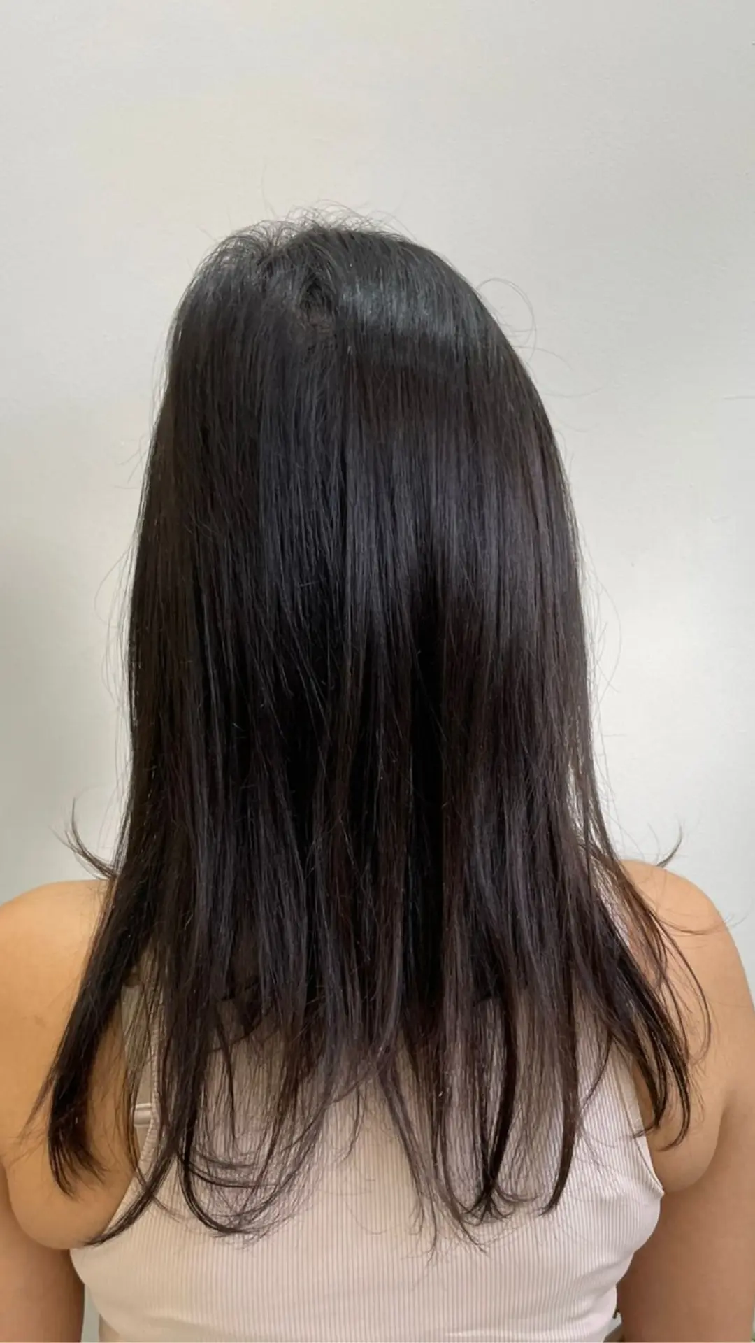 Cabelo escuro antes da aplicação profissional de Mega Hair