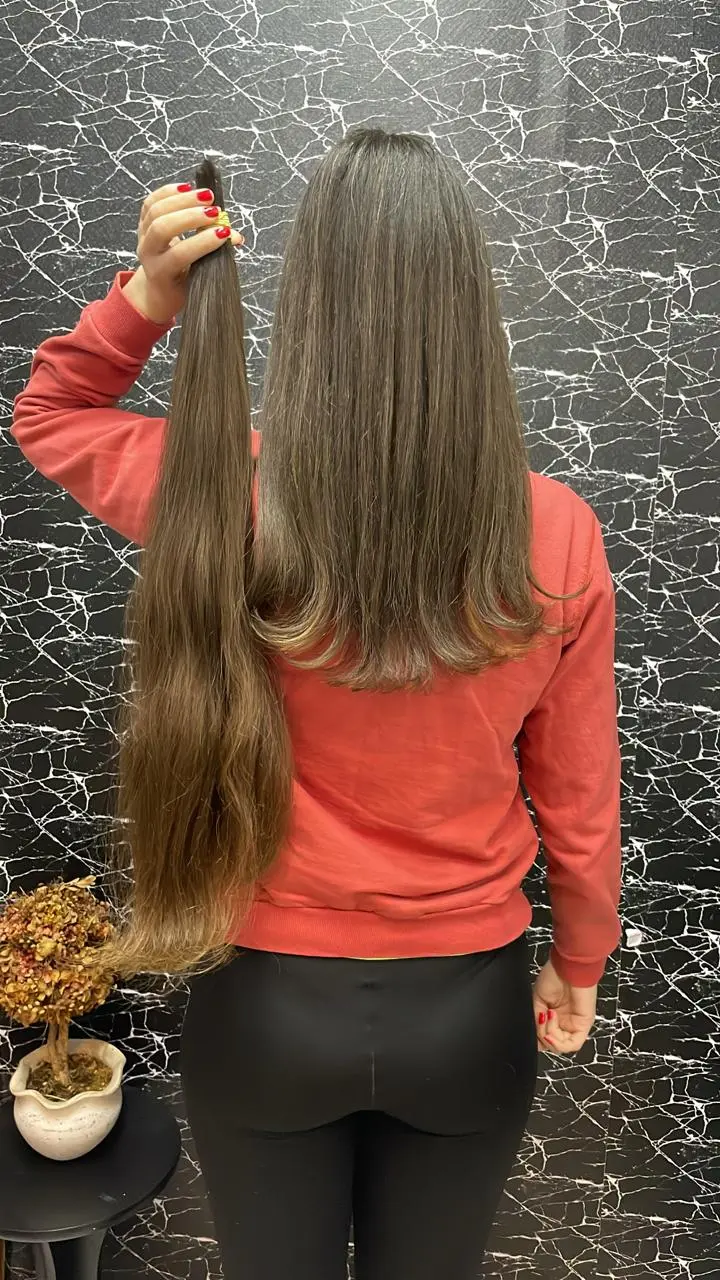 Cabelo castanho longo e mecha cortada em atendimento agendado