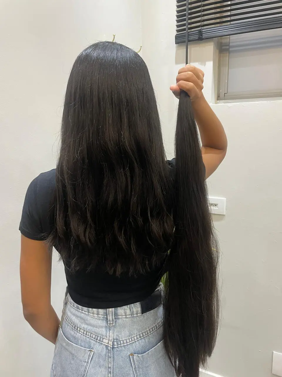 Cabelo preto longo e mecha cortada após avaliação