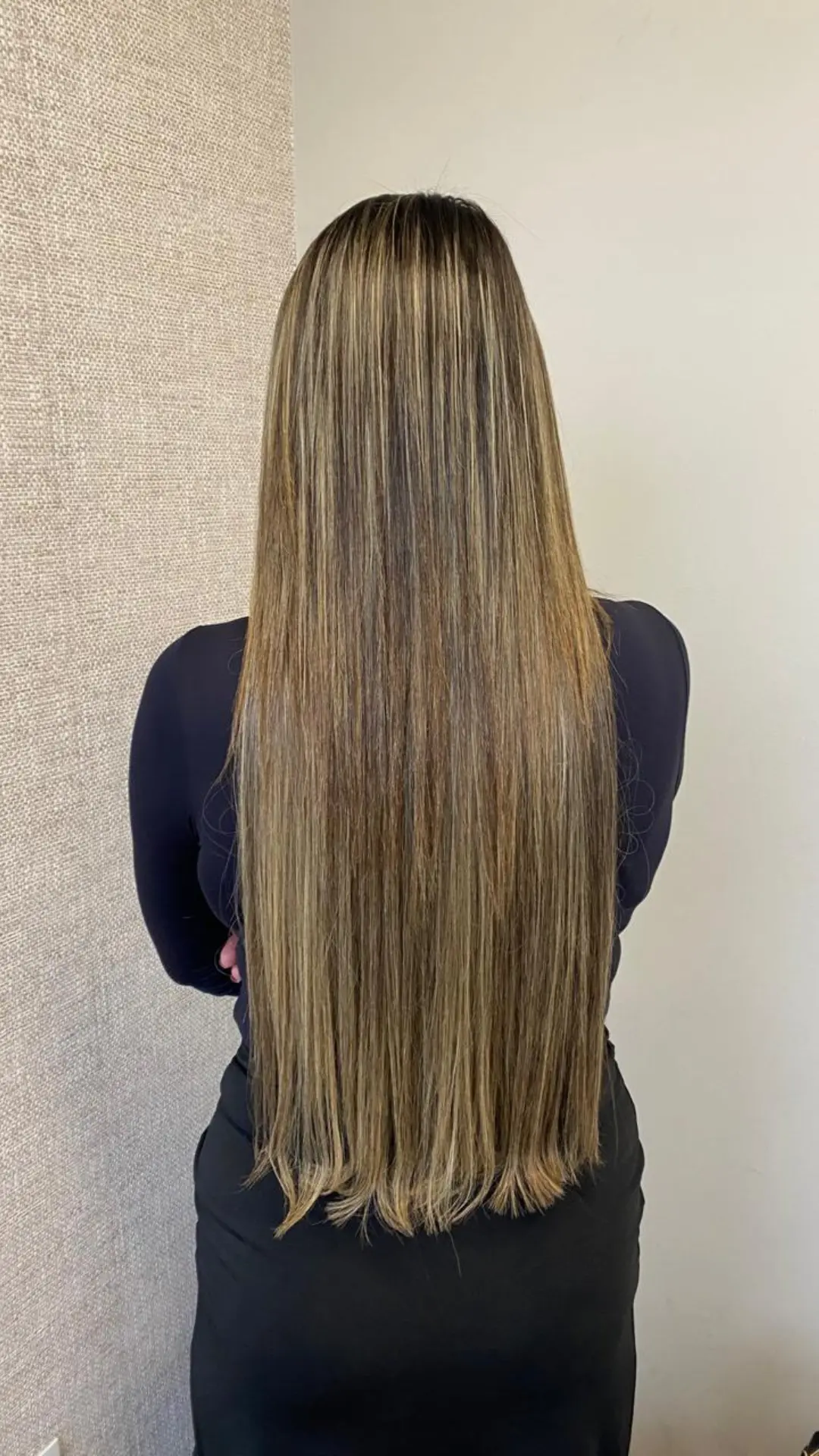 Resultado após aplicação de Mega Hair em Curitiba, com fios longos e mechas claras