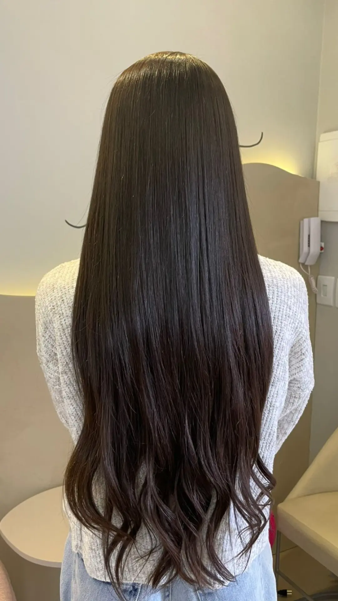 Cabelo castanho longo após aplicação profissional de Mega Hair